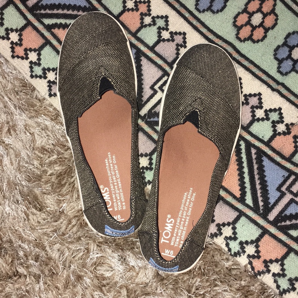 ✨NWT. TOMS Black Metallic Avalon slip on